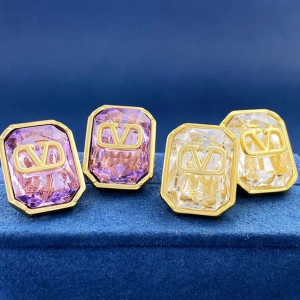 Chic European-American Fashion Accessory: V-Titanium Studs Embedded With Sparkling Zirconia & Sleek Silver Needles