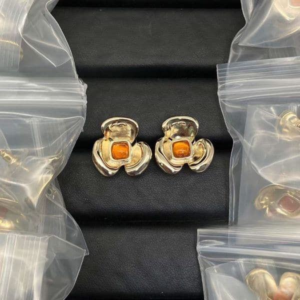 Designer Luxury Sweet Flower Earrings for Women Cute Camellia Flowers Red Stone Diamond Earrings High Quality Textured Romantic Jewelry Gift R251024