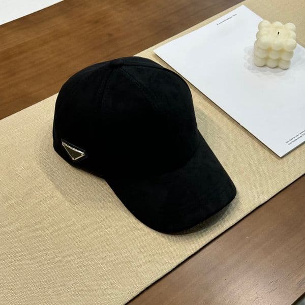 Designer Classic Simple Versatile Casual Womens Hats Autumn Winter Metal Letters Are Fashionable And Warm Ball Caps AA