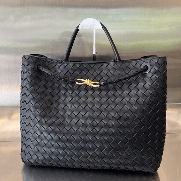 99AA Top Fashion Designer Handbag: Made of 100% natural leather and pure steel hardware, it can be carried in various ways such as crossbody, single-shoulder or hand-carry
