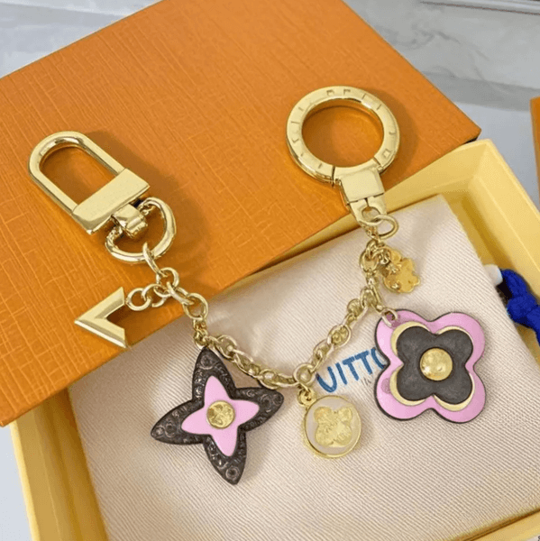 High quality V Keychains luxury designer M69008/m64265 Bag Charm men's and women's fashion bag pendant keychain gift 20 styles
