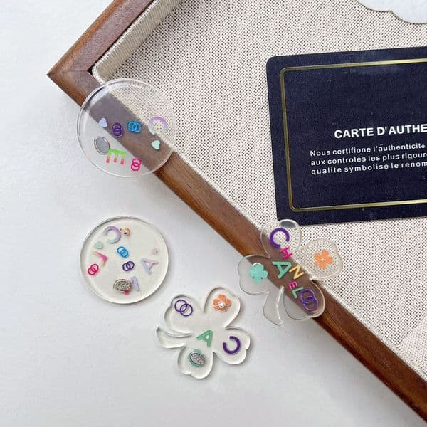 Casual And Cute Acrylic Clover - Shaped Earrings With Colorful Letter And Floral Accents Perfect For Daily Wear And Gift - Giving Unique And Playful Jewelry For Her