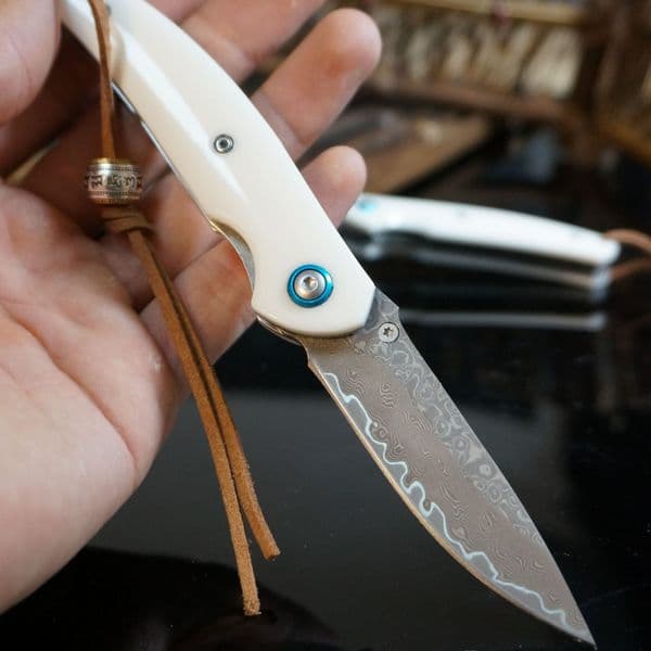 knife Top Quality A0819 Damascus Pocket Folding Knife Drop Point Blade Resin with Steel Sheet Handle Outdoor Camping Hiking Fishing EDC Knives