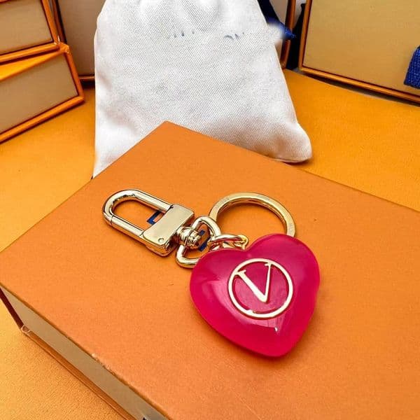 Designer Gold High-Heeled Shoe Keychains Luxury Heart-Shaped Bag Charm Pendant - Fashionable Car Ornament Keyring