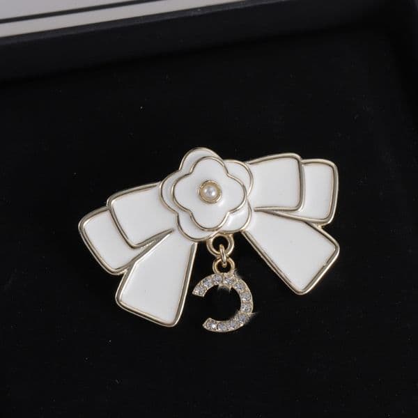 New Fashion Woman Pins Brooch with Diamond Top Quality Brooch High Quality Pink Red Brooch for Woman Wild Accessories Supply