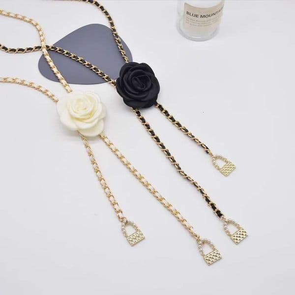 Fashion Black and White Camellia Waist for Women, High-End Style Pearl Flower Chain Belt to Pair with Dresses