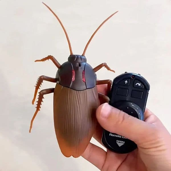 Trick Electric Cockroach Pet RC Simulation Animal Robotic Remote Control Ant Toy Halloween Xmas Mini Gift for Adult Prank Insect y250826BANJIA