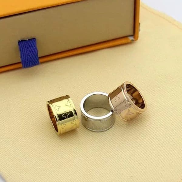 Brand V Classic Four Leaf Flower Wide Face Couple Wedding Ring Stainless Steel Designer Jewelry for Men and Women