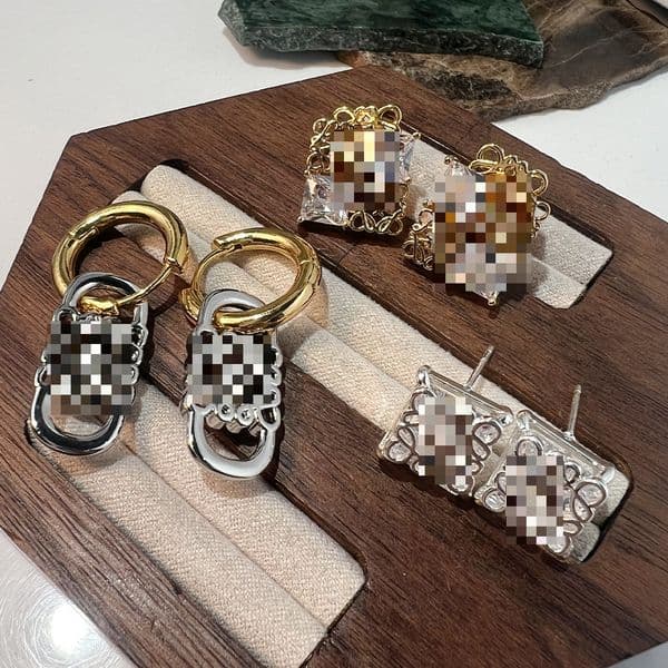 Exquisite Diamond-encrusted Stud Earrings Fashionable Design Versatile and Light Luxury S925 Earrings for Women
