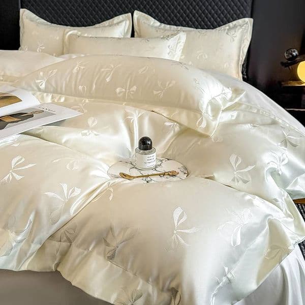 Light Luxury Ice Silk Jacquard Bedding Sets High Quality Soft Cozy Summer Bedclothes 4pcs Set Double Single Bed Comforter Set 250828