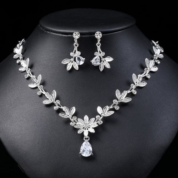 Luxury Brand Designer Jewelry New Style Inlaid Imitation Zircon Korean Style Fresh Necklace Set Collarbone Chain Women's Bridal Evening Dress Accessories Ethnic