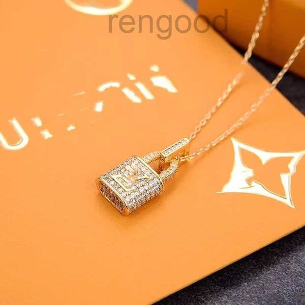 Luxurys Sale Pendant Necklaces Fashion for Man Woman Inverted Triangle Designers Brand Jewelry Mens Womens Trendy Personality Clavicle Chain