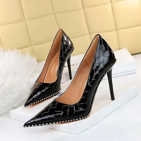 Fashion Retro Pointed Toe High Heel Women Pumps Shallow Mouth Rivet Metal Chain Stiletto Banquet Single Shoes 250306