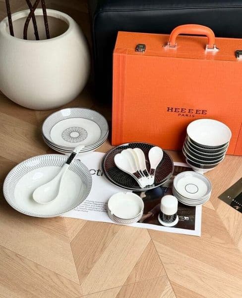 Top Quality Household Ceramic Dinnerware Fashion Kitchen Utensils Designer Bone China 28 Piece Tableware Set Moving Abroad Leather Hand Box Gift