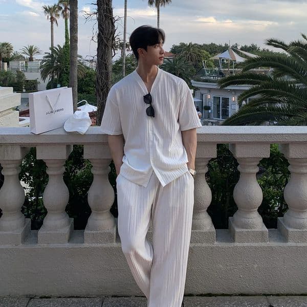 Summer mens loose ice silk set fashionable and casual V-neck short sleeved T-shirt and pants dress two-piece set mens clothing 250314BJ