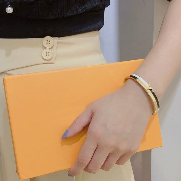 Bangle Men Buckle Brown Gold Plated Simple Trendy Letter Mens Bracelet Jewlery Designer for Women Hot Sell Styles