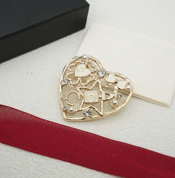 2026 Luxury quality charm brooch with diamond and white enamel in 18k gold plated heart shape star design have stamp box PS6341A