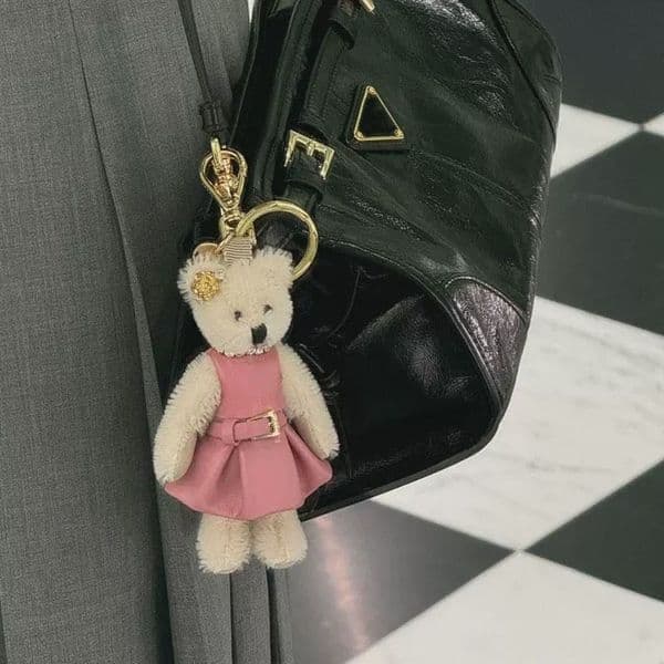 Keychains Lanyards Designer Bag Charm Luxury Triangle Keychain Personalized Animal Bear Pendant Handbag Charm for Women Men Accessories Key Chain gift