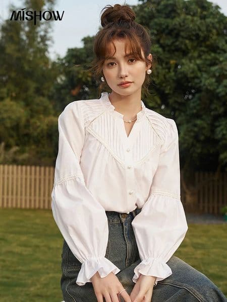 MISHOW French Organ Pleated V-neck Shirt 2024 Spring Petal Patchwork Ruffle Sleeve Solid Pearl Single Breasted Tops MXD13X1354 250317