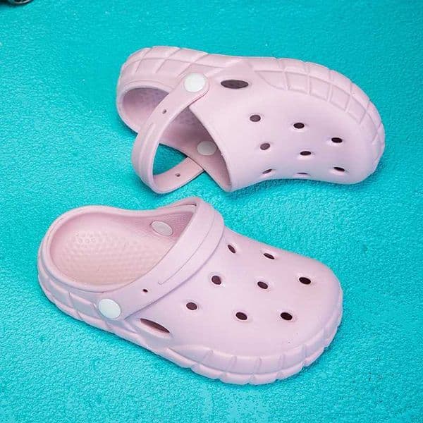 indoor chloroprene rubber shoes for childrens boys and girls in the summer of 2025 with anti slip hole beach sandals and soft soled childrens slipp X2503273