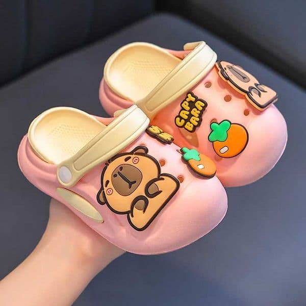 A pair of cute cartoon childrens hole shoes Bala and Tomato wearing toe sandals that are lightweight both indoors and outdoors X250327