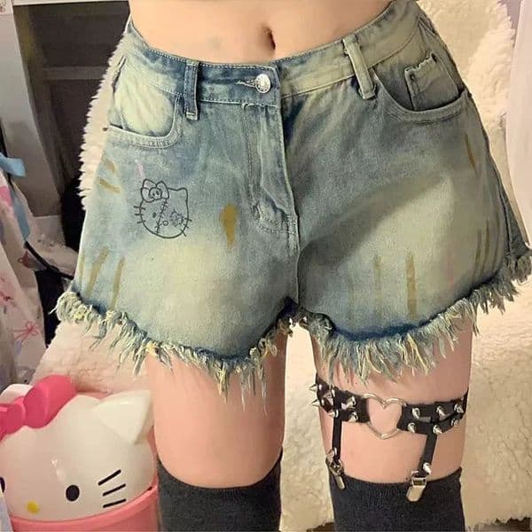 Make old American wide leg denim shorts for women in the summer of 2025, new style that looks slim, with rough edges and spicy girls, A-line hot pants trend