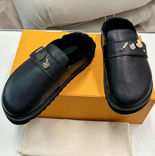New Arrival Autumn Winter Cosy Flat Comfort Clog Women Mules Smooth Calf Leather Shearling Lining Adjustable Strap Decorated With Gold Toned Studs Slipper Mule FD