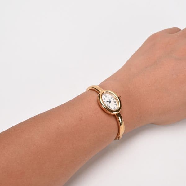 The latest classic fashionable women's wristwatch a perfect combination of and watch. It is more convenient to open through the bracelet d4