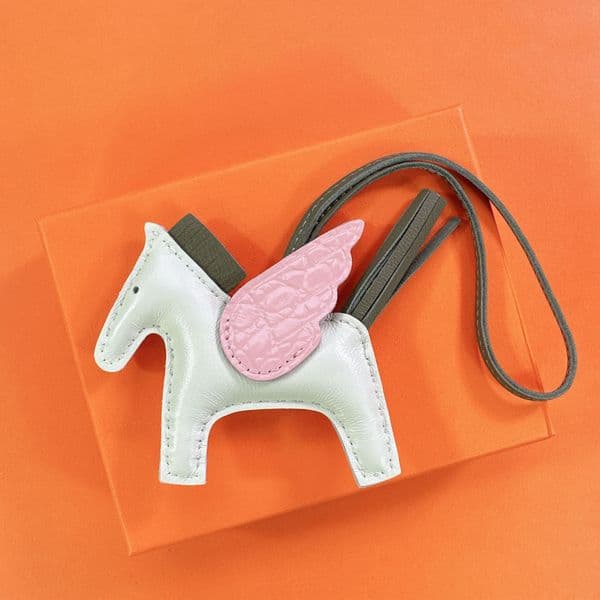 top Keychains woman Key chains Lanyards Pegasus PU leather charm chain bag pendant tassel key cessories 03 S251119 H260225 J260330
