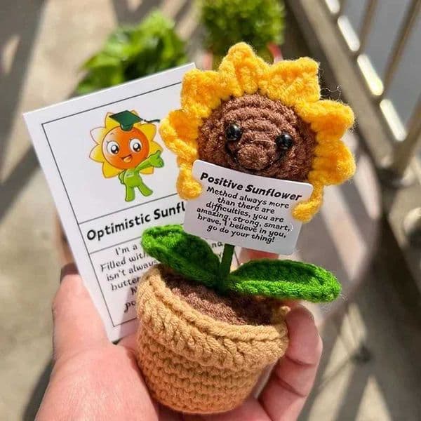 Positive Energy Sunflower Hand-woven Dolls Hug Pocket Knitting Doll Positive Card Desktop Ornament Gift Room Motivational Decor X2505081