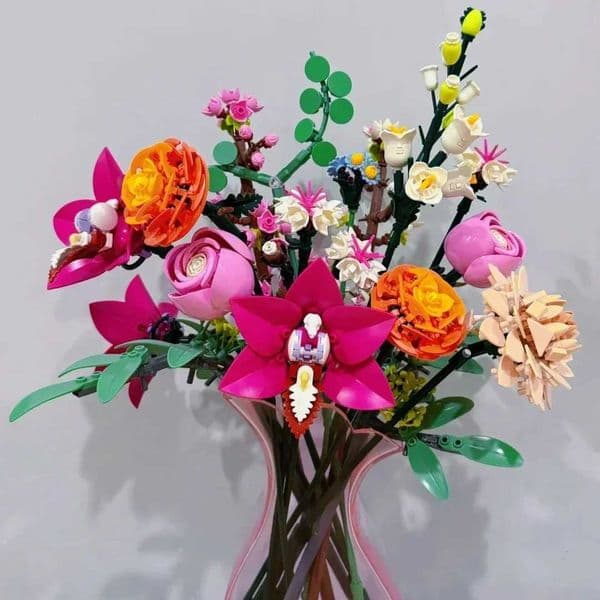 2025 NEW Romantic Pretty Pink Flower Bouquet Building Blocks Creative Home Decoration Kids Educational Toys Holiday Gifts 749PCS X250509