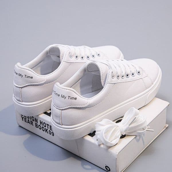 The new fashionable white shoes are very suitable for spring and autumn leather designers. Flat running sports shoes are breathable for women