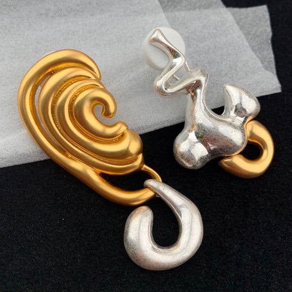 Lip Shape Statement Ring Bold Fashion Jewelry in Polished Finish Fun and Playful Design Electroplated Alloy Great Gift Idea