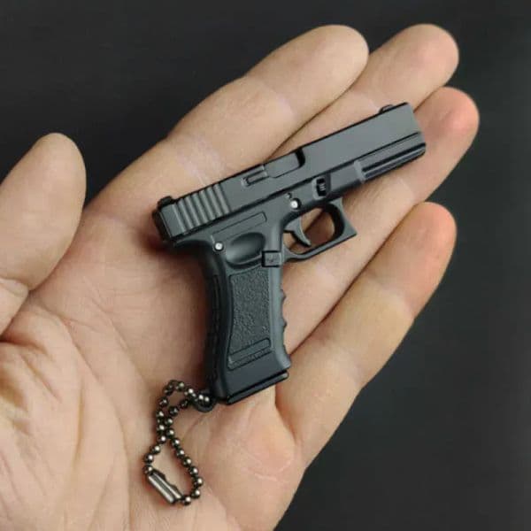 Novelty Items Jedi Weapons Alloy Empire Model Semi-alloy Keychain Pistol Pendant Ornament Military Fans Man Gift Toys R230818