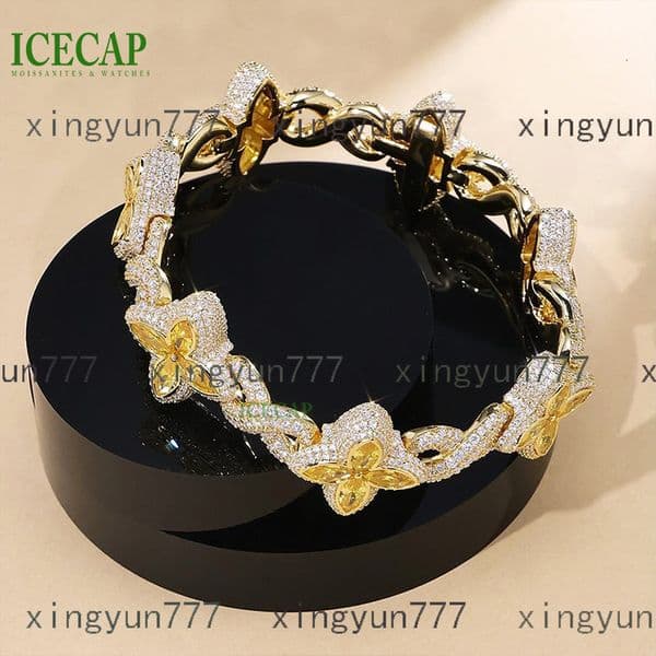 Elegant Clover Design Bracelet: Cubic Zirconia Simulated Diamond, 925 Sterling Silver Charm Bracelet for Women Z260313