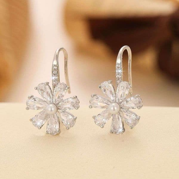 Vintage French Ear Hooks Fresh Elegant High-end Fashion Design Black and White Zircon Pearl Flower Earrings