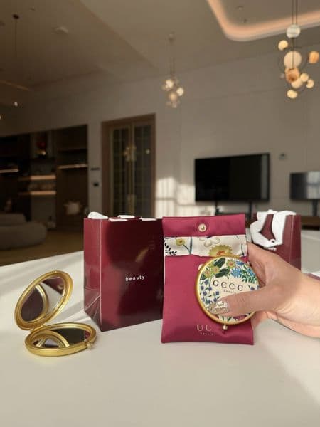 2026 High Quality Women Luxury Flower Painted Pattern Folding Round Metal Makeup Fashion Designer Classic Letter Logo Portable cologne Mini Cosmetic Mirror perf