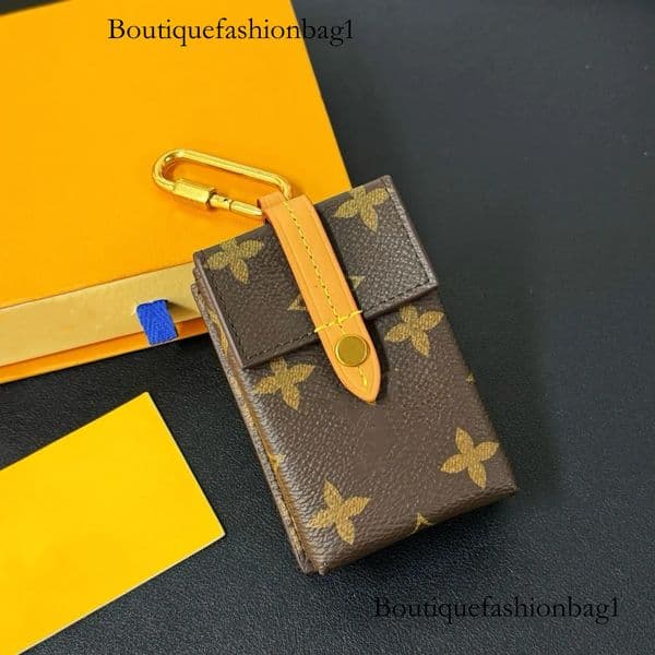 25SS Mens Womens Luxury Designer Cigarette Case Pendant Hanging Decoration Can Put Wireless Earphones Car Keys Cigarettes Pocket Money Tissue And Other Small