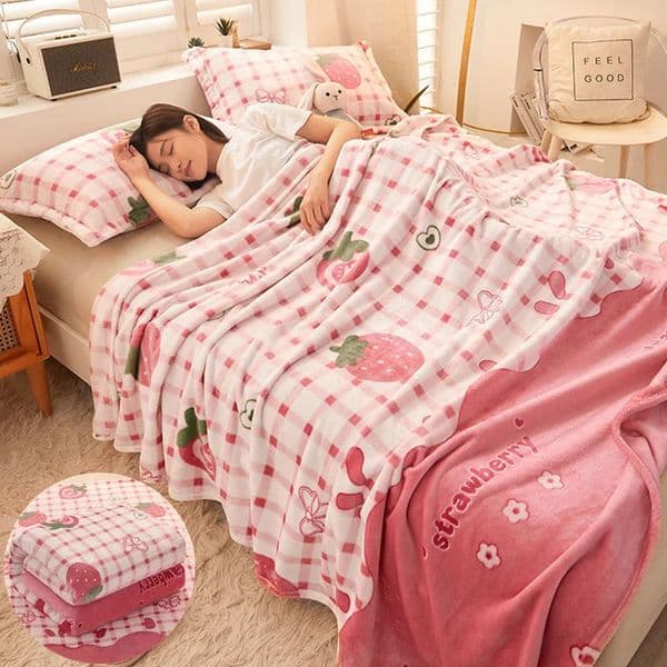 Girls Cartoon Strawberry Flannel Blanket Warm Bedspread Sheet Fuzzy Soft Fleece Plush Blankets for Bed Sofa Nap Shawl Blankets 251204BJ