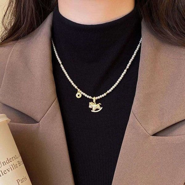 Gold Little Pony Pearl Necklace For Women, High-End Luxury Autumn Winter Neck Accessory, 2025 New Sweater Chain