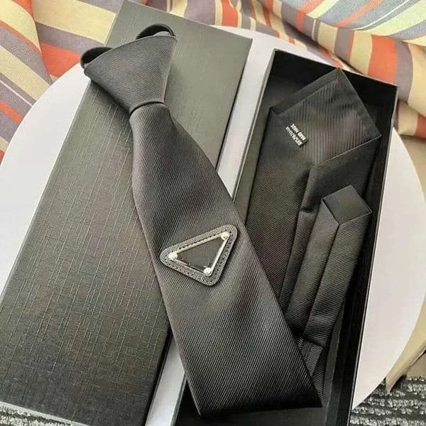1 Neck Ties 2025 Fashion Luxury Classic Retro Designer Carefully Crafts Mens and Womens Global Triangle TieH241209 L260519