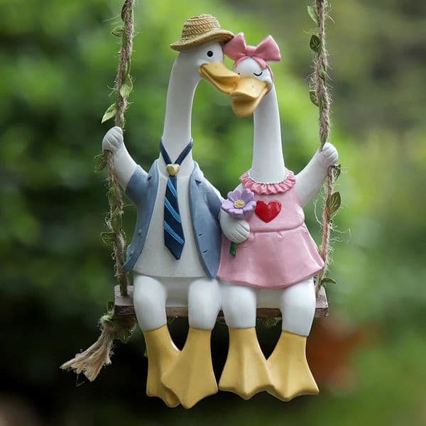 1pc Couple Duck Swing Garden Statues Outdoor Fence DecorCute Resin Ducks Figurine Funny Goose Lovers Sculpture ForHome Office Pa 251211BJ