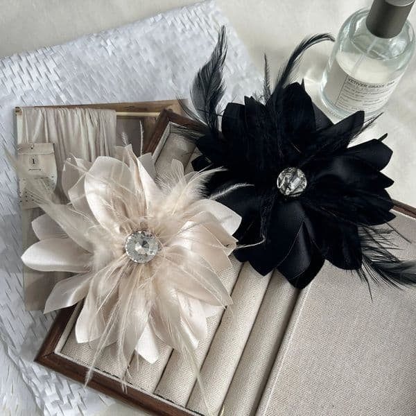 Diamond inlaid flower fabric feather large flower brooch high-end style brooch handmade flower versatile brooch 251217