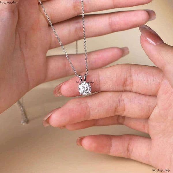 Fine Jewelry D Color VVS Moissanite Sterling Sier 8 * 8mm Round Pendant Charm Necklace for Women