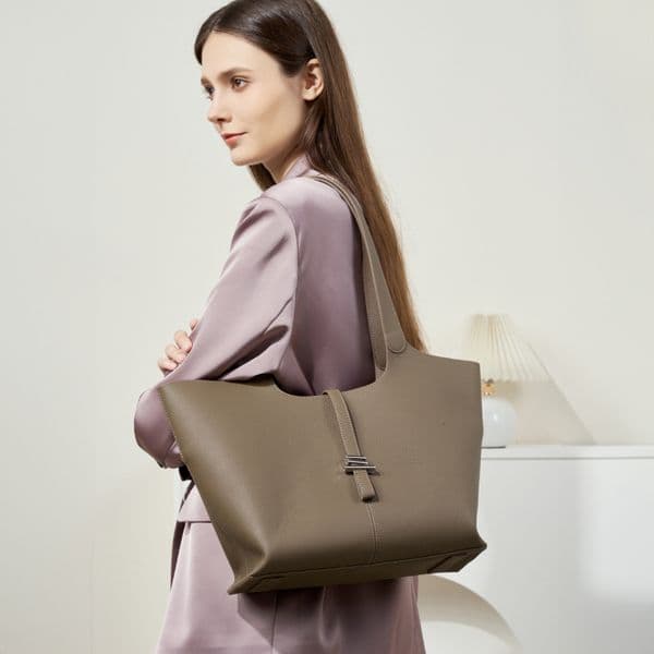 2026 new model Free shipping designer s new top layer cowhide wind chime tote bag for women large capacity commuting handheld single shoulder leather women s bag