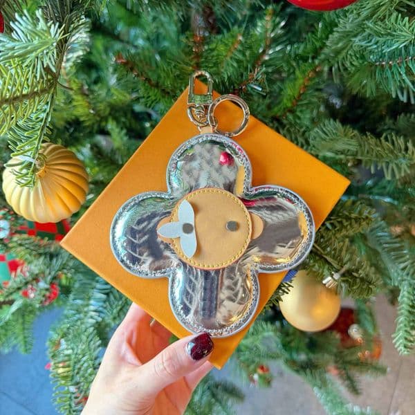 Designer Keychain Men Womens Bag Charm Flower Unisex Keychain Wallet Car Keychains Trendy Womens Leather Keyring Bag Charms Mirror Accessories
