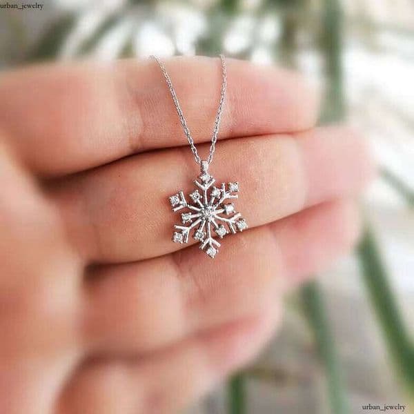 Exquisite Grass Stone Silver/Gold/Rose Gold Plated Snowflake Design Shiny Pendant Suitable for Women Wedding VVS Moissanite Necklace
