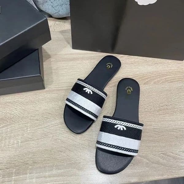 2026 Designer Shoes Luxury Slippers Women's Anti-slip Flat Shoes Home Comfort One-piece Slippers Premium Beach Shoes Fashionable Luxury Sandals