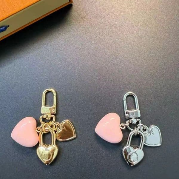 Designer Bag Charm Fashion Womens Flower Heart Keychain Vintage Lock KeyrHangings Key Chain Mens Women Top Quality Holiday Gif J260330