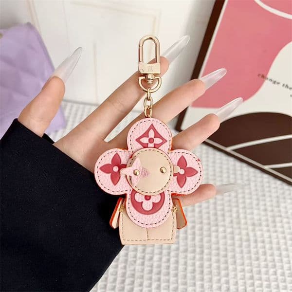 High Quality Keychain Classic Exquisite Luxury Designer Car Keyring Zinc Alloy Letter Unisex Fashion jewelry gift key chain Classic charm key chain
